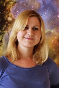 Katarzyna Tomaszewicz - opiekunka działów naukowych, m. in.: nauka, literatura, matematyka, języki obce, lektury oraz komiksy, koordynatorka spotkań Kawiarenek Językowych